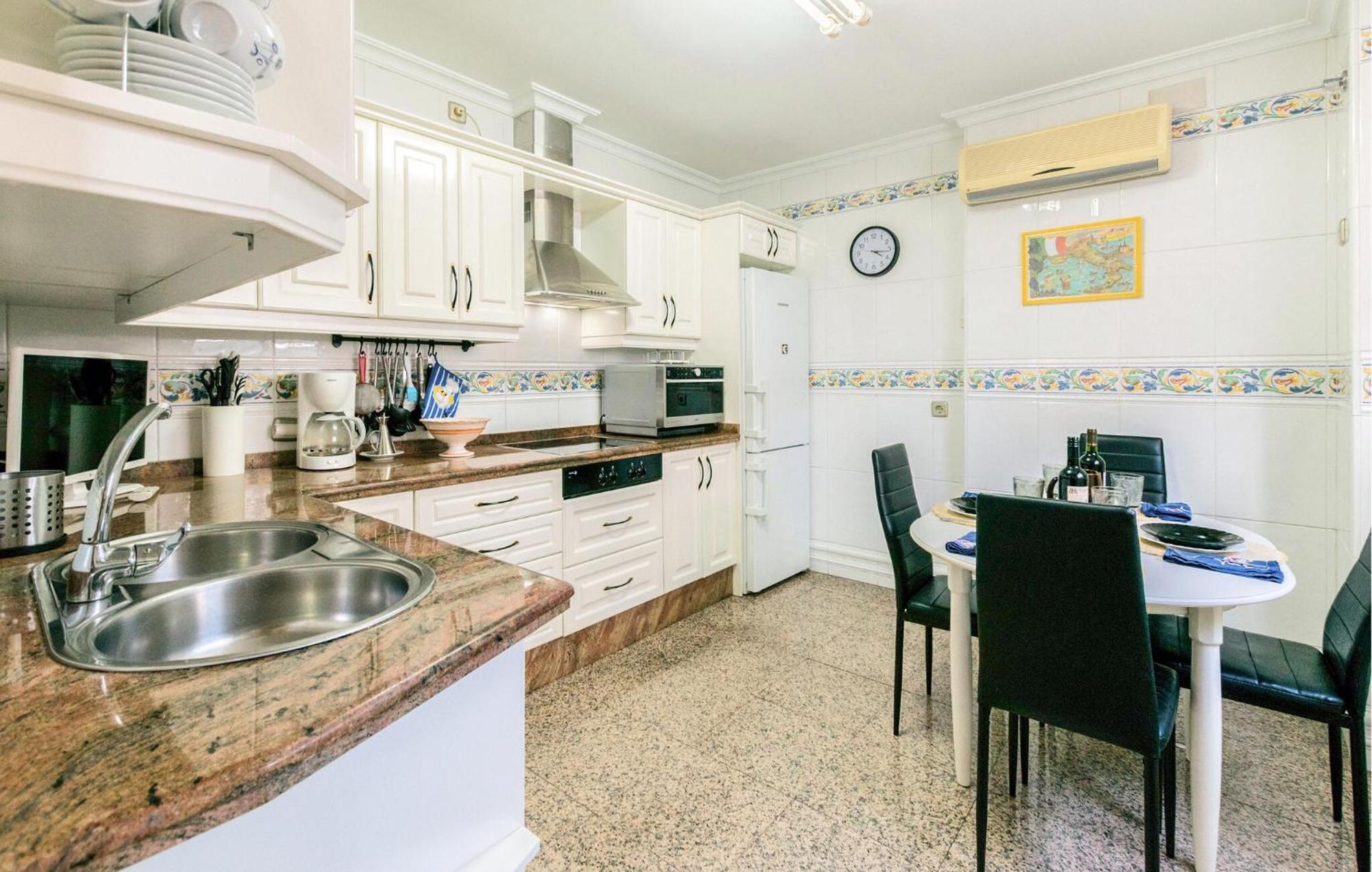 Cozy Apartment In Sevilla With Kitchen Extérieur photo