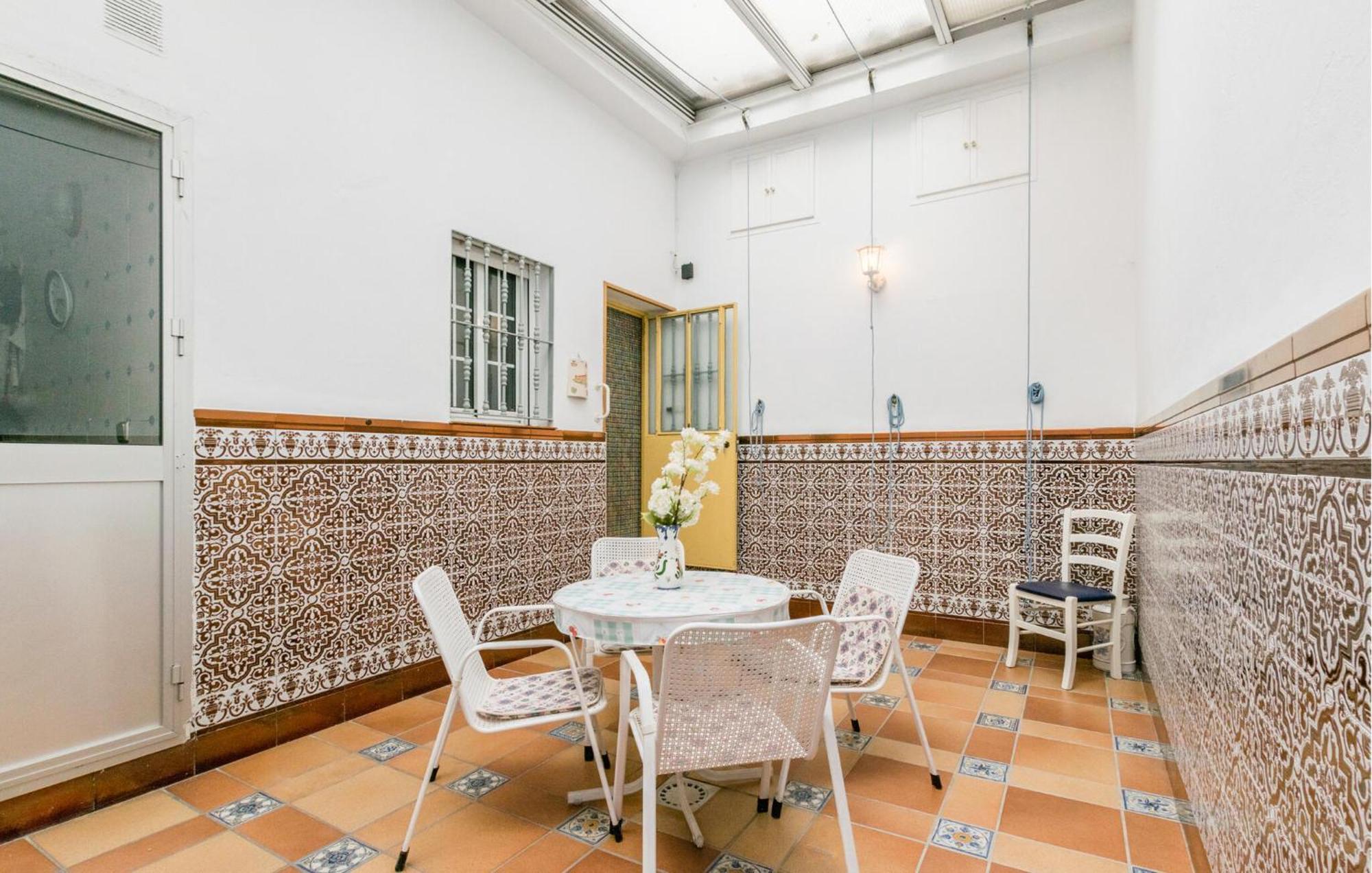 Cozy Apartment In Sevilla With Kitchen Extérieur photo