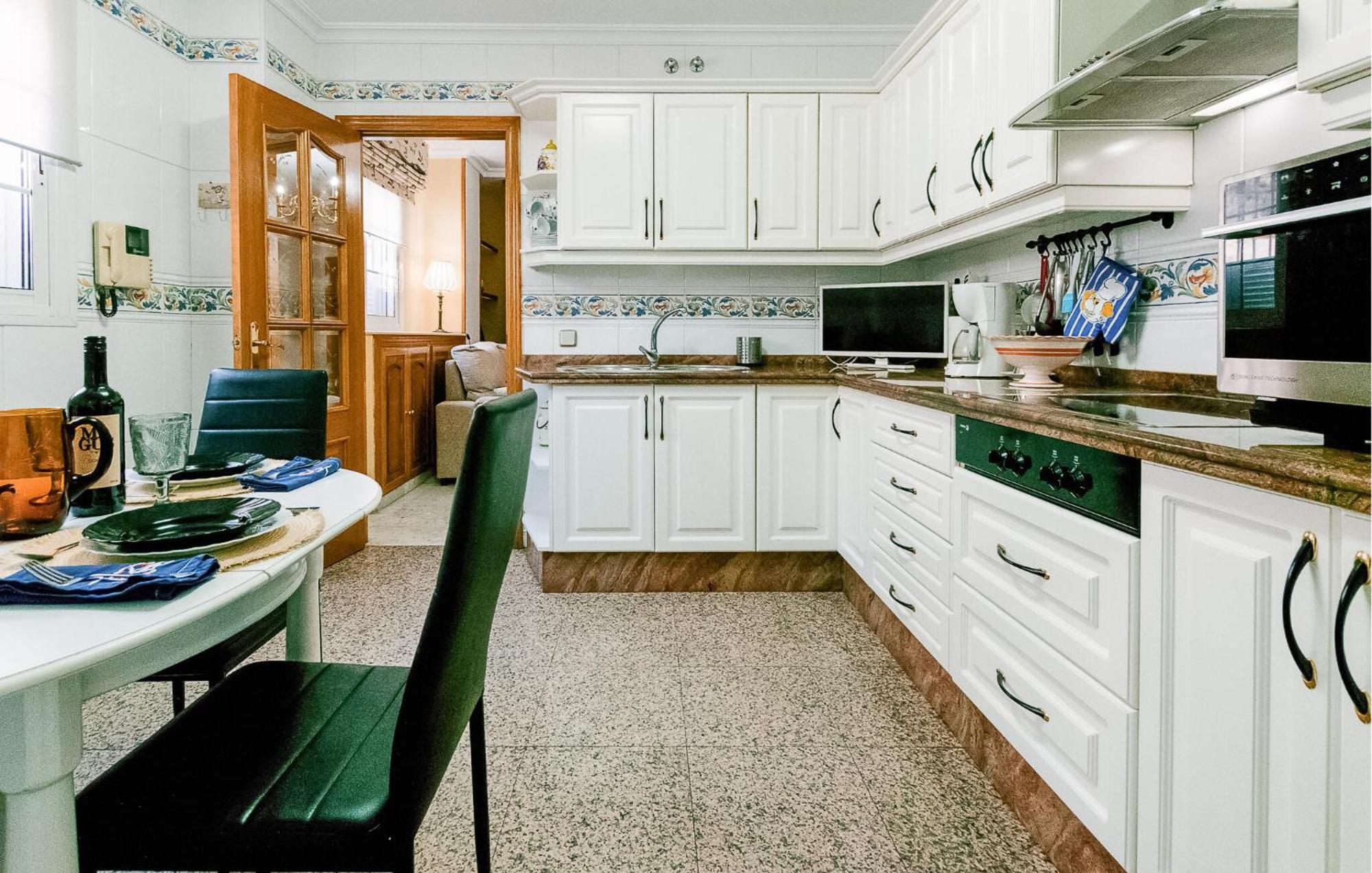 Cozy Apartment In Sevilla With Kitchen Extérieur photo